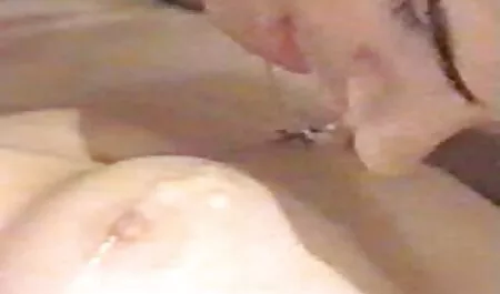 נערה כהה עור סרטים כחולים לצפייה ישירה בחינם צעיר פתח את בגדיה ואונן בחדר האמבטיה על הרצפה, הרים מצלמה של אביה בלי לשאול