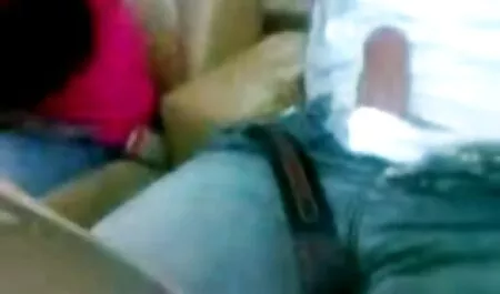 אחות ערמומית עם חזה קטן עובדת טוב סקסלצפיה ישירה מאוד עם הפה שלה.