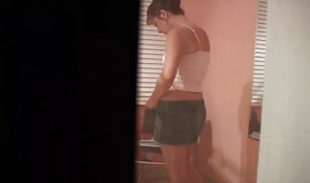 הוא היה נבוך והסתיר את סרטי פורנו לצפיה בחינם פניו מהמצלמה, ואז יש חבר בפיו, הוא מייד הפסיק להסתתר