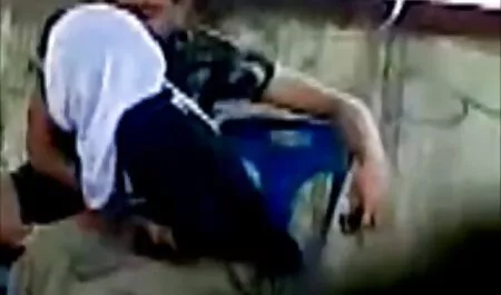 משפחה הודית מנשקת את איברי המין שלה ושורטת את הנקודות הוורודות על הדגדגן בצבע חום. סרטים לצפייה ישירה בחינם סקס