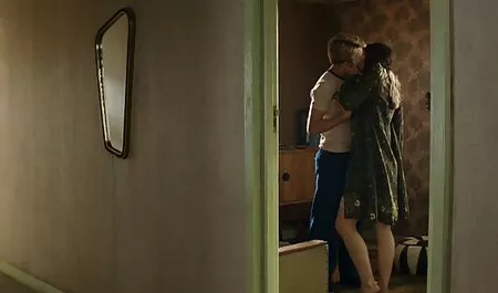 מרגל סקסלצפיה חינם אחרי אחות צעירה בשירותים ומנסה לזיין