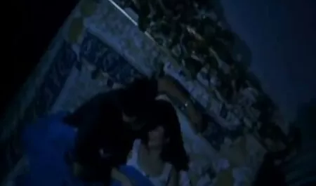 הוא חזר מהשירותים, ועורה הכהה של אישה הגיע לסרטן על המיטה עם ישבן בולט ונופף סרטי סקס לצפייה חינם באצבעותיו