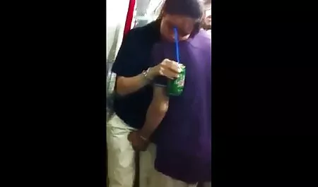 בעלה מביא מצלמת וידאו לכפר של הכנסה, ועכשיו הכפריים חוו סרטים ארוטים לצפיה ישירה תחושת עירום חדשה על הקירות של חמישה הקירות הישנים