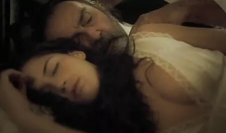 מראה רגיל של אישה אוקראינית-אוזניים עם עוף בפה שלה במהלך סרטי פורנו לצפיה בחינם מעשה קונדס במצלמה הביתית