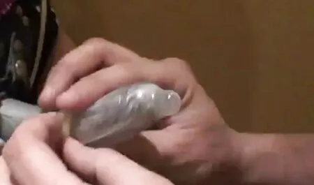 האישה נזפה בבתה להיראות הגונה בבית הספר והוא בתגובה סרטים ארוטים לצפיה דפק את אחיה מאחוריו