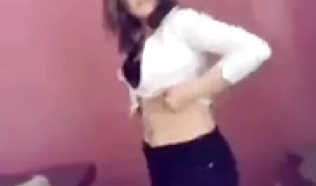 סמנתה אלכסנדר מלטפת סרטים לצפייה ישירה בחינם סקס בעדינות את הנרתיק שלה.