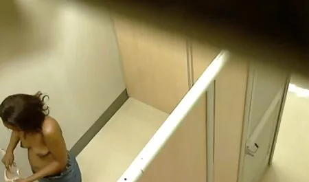 גבר שמשאיר את האמא החורגת נכה עם ילדים חורגים בבית סרטים לצפייה ישירה פורנו גדול ותא, היא מפתה אותו עם מסוכן.